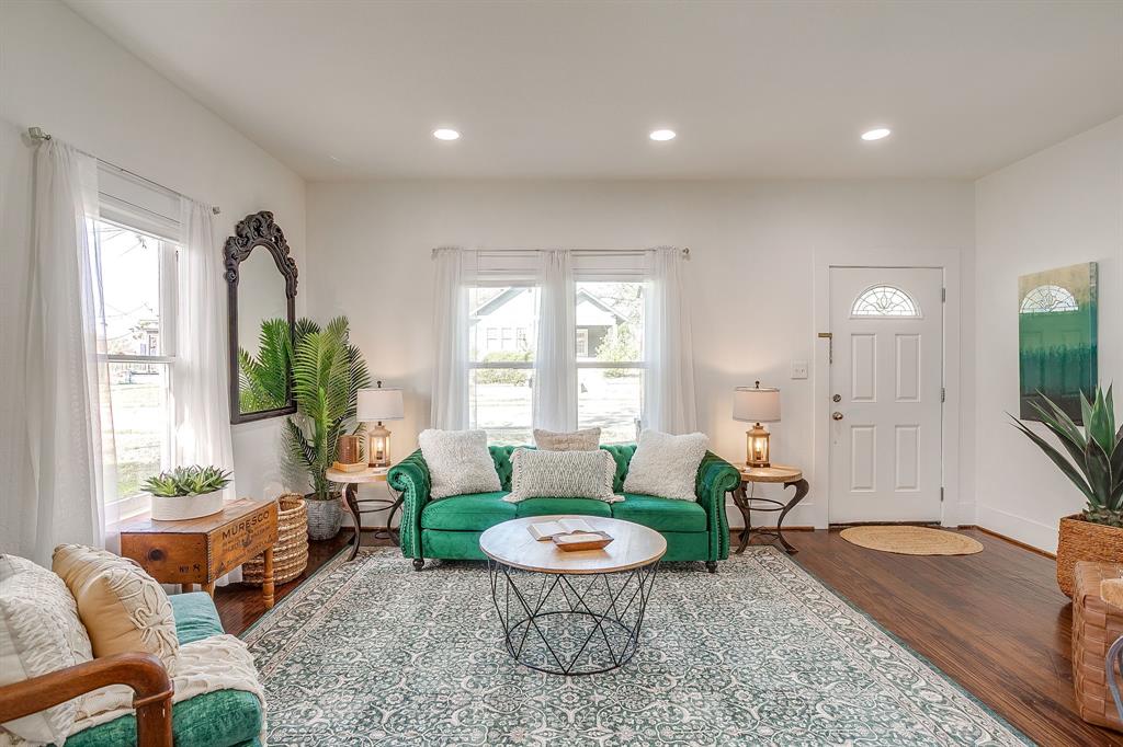 116 East Akard Street Weatherford, TX 76086 - Photo 4 of 32 a living room with furniture and a large window