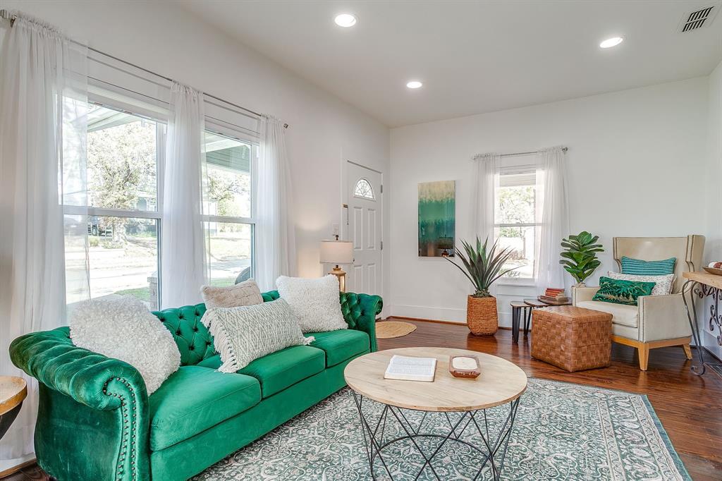 116 East Akard Street Weatherford, TX 76086 - Photo 6 of 32 a living room with furniture and a large window