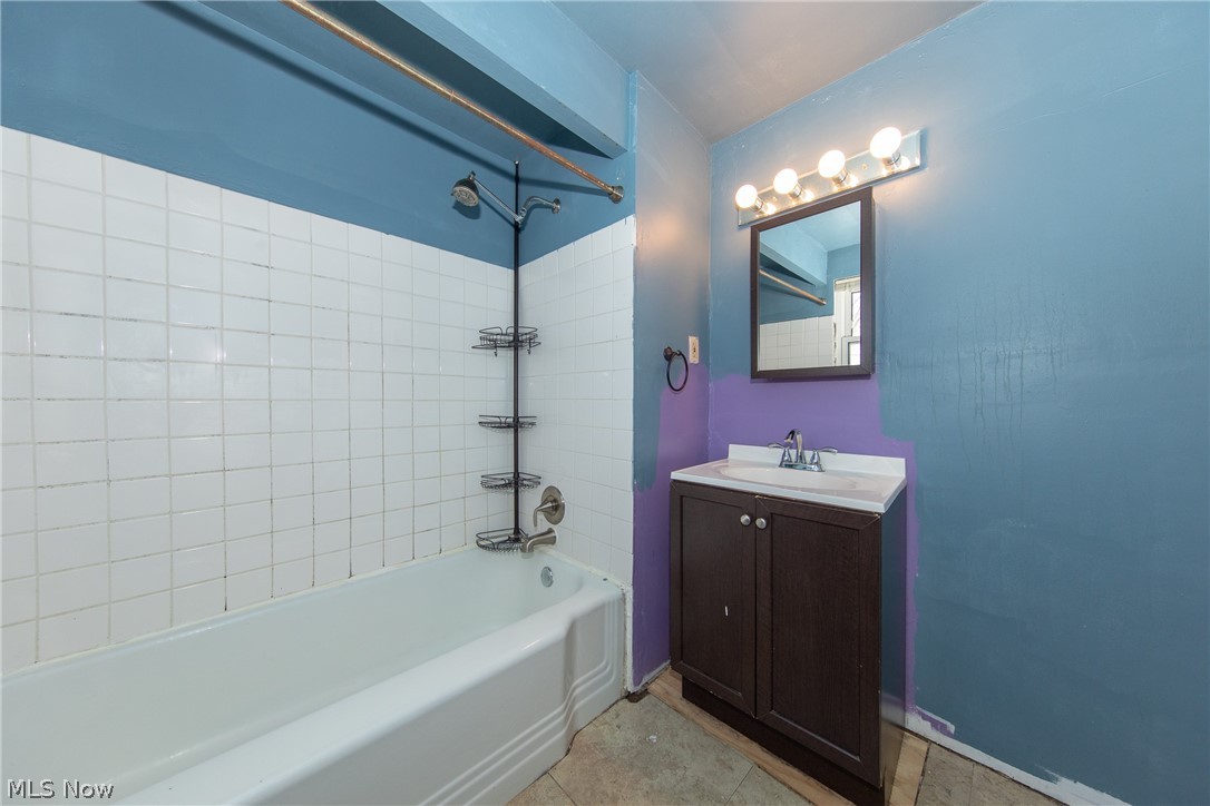 4071 Ellison Road Cleveland, OH 44121 - Photo 23 of 26 The main Bathroom