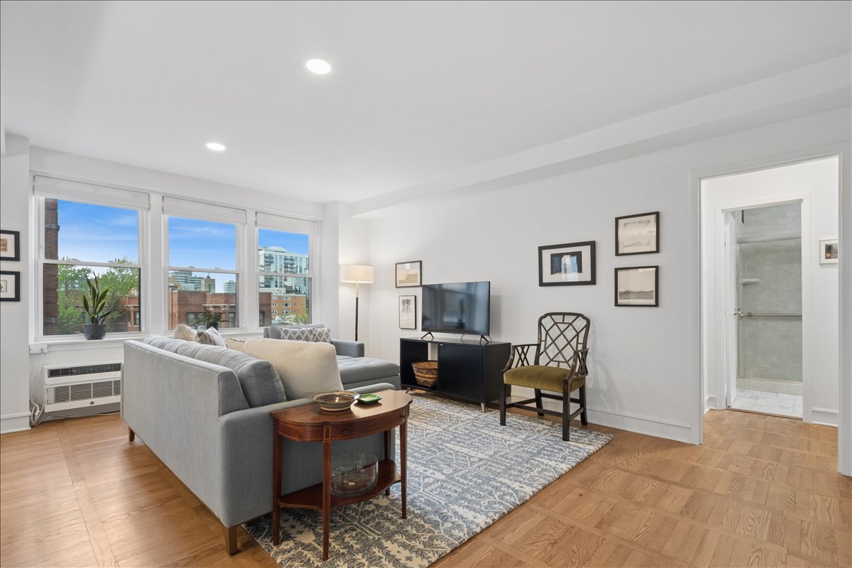 1585 Ridge Avenue, Unit 406 Evanston, IL 60201 - Photo 3 of 18