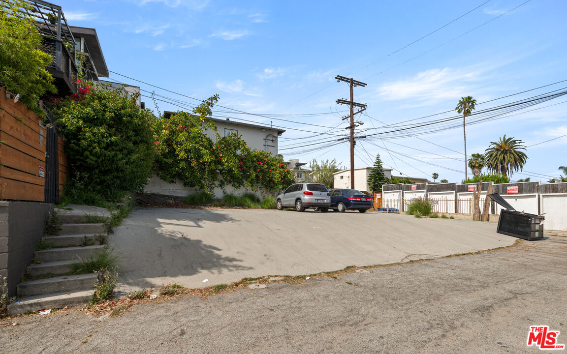 250 3rd Avenue Venice, CA 90291 - Photo 16 of 20 a view of a street with potted plants