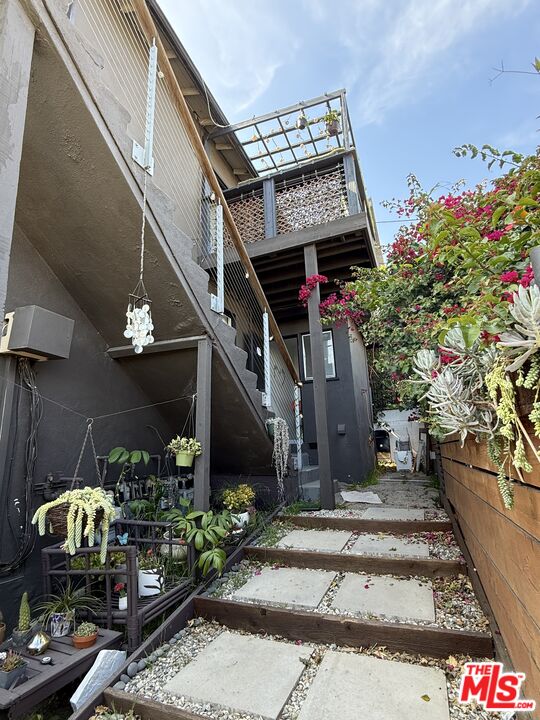 250 3rd Avenue Venice, CA 90291 - Photo 20 of 20 a front view of a house with plants