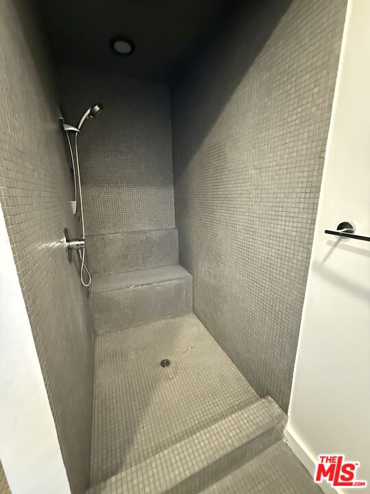 250 3rd Avenue Venice, CA 90291 - Photo 7 of 20 a bathroom with a shower