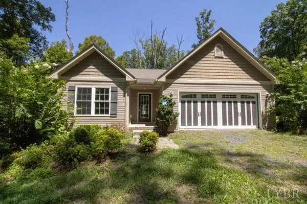 a view of a house with yard and plants
