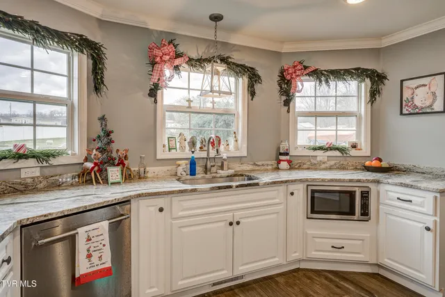 $634,900 | 308 Autumn Circle, Bluff City, TN 37618