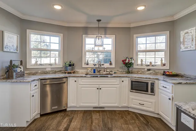 $599,900 | 308 Autumn Circle, Bluff City, TN 37618