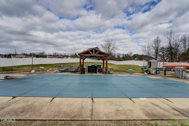 $634,900 | 308 Autumn Circle, Bluff City, TN 37618