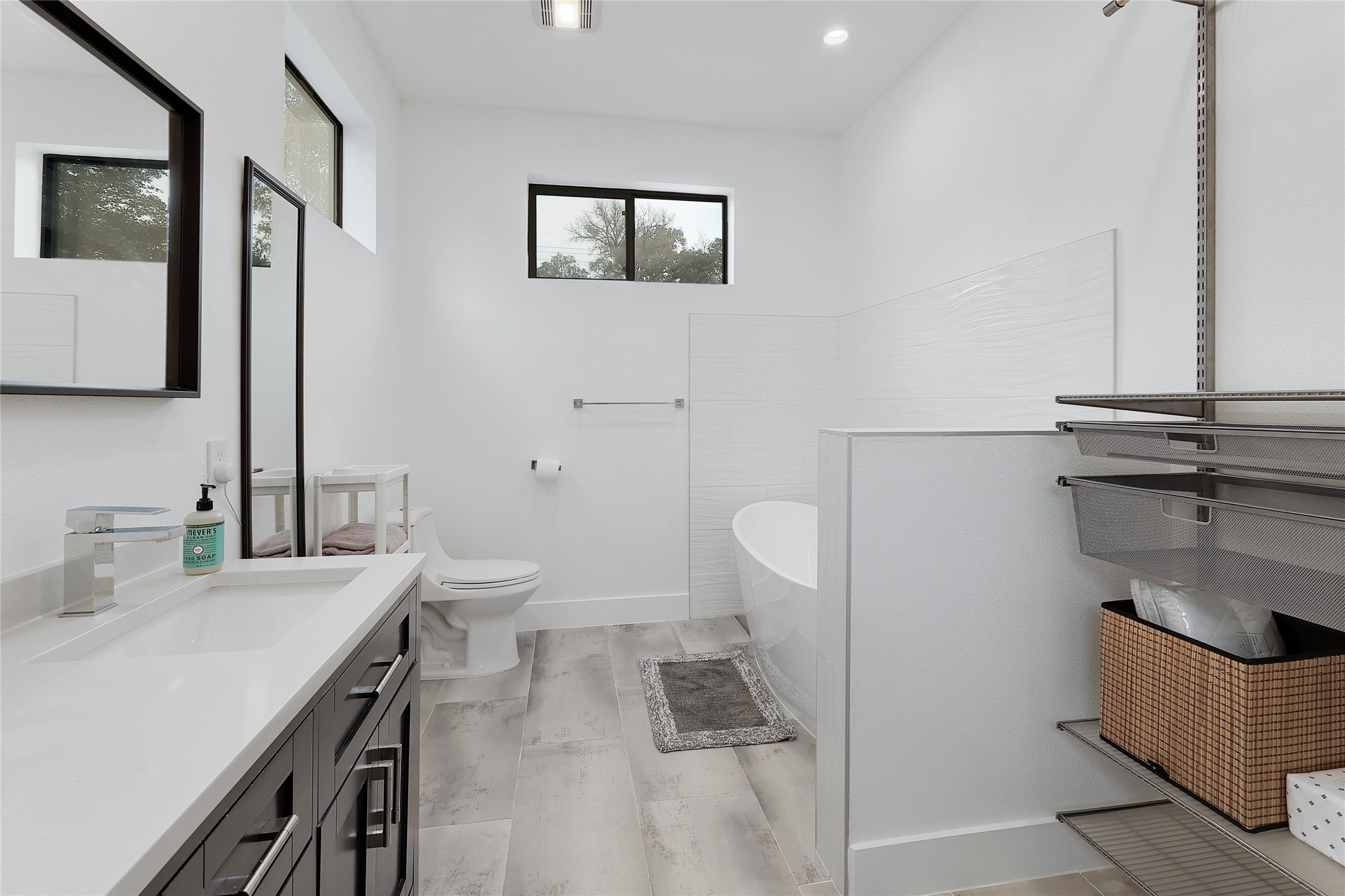 7001 Ranch Road 2222 Austin, TX 78730 - Photo 16 of 18 A well-appointed bath features clean lines and a soaking tub.