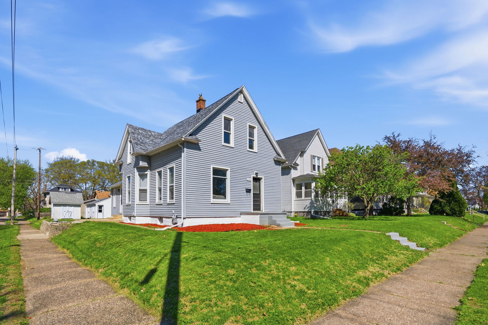 1927 14th Street Moline, IL 61265 - Photo 2 of 25 a front view of house with yard and green space