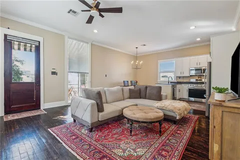 $2,700 | 4849 Magazine Street, Unit A, New Orleans, LA 70115
