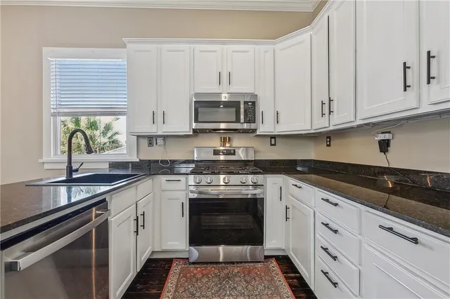 $2,700 | 4849 Magazine Street, Unit A, New Orleans, LA 70115