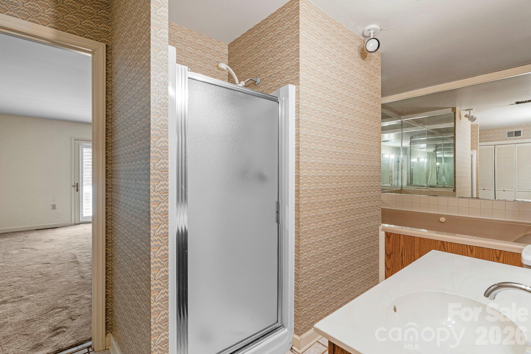 15015 Pawnee Trail Matthews, NC 28104 - Photo 20 of 39 a bathroom with a bathtub and shower