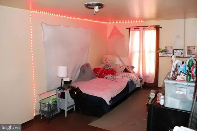 en empty room with windows and ceiling fan