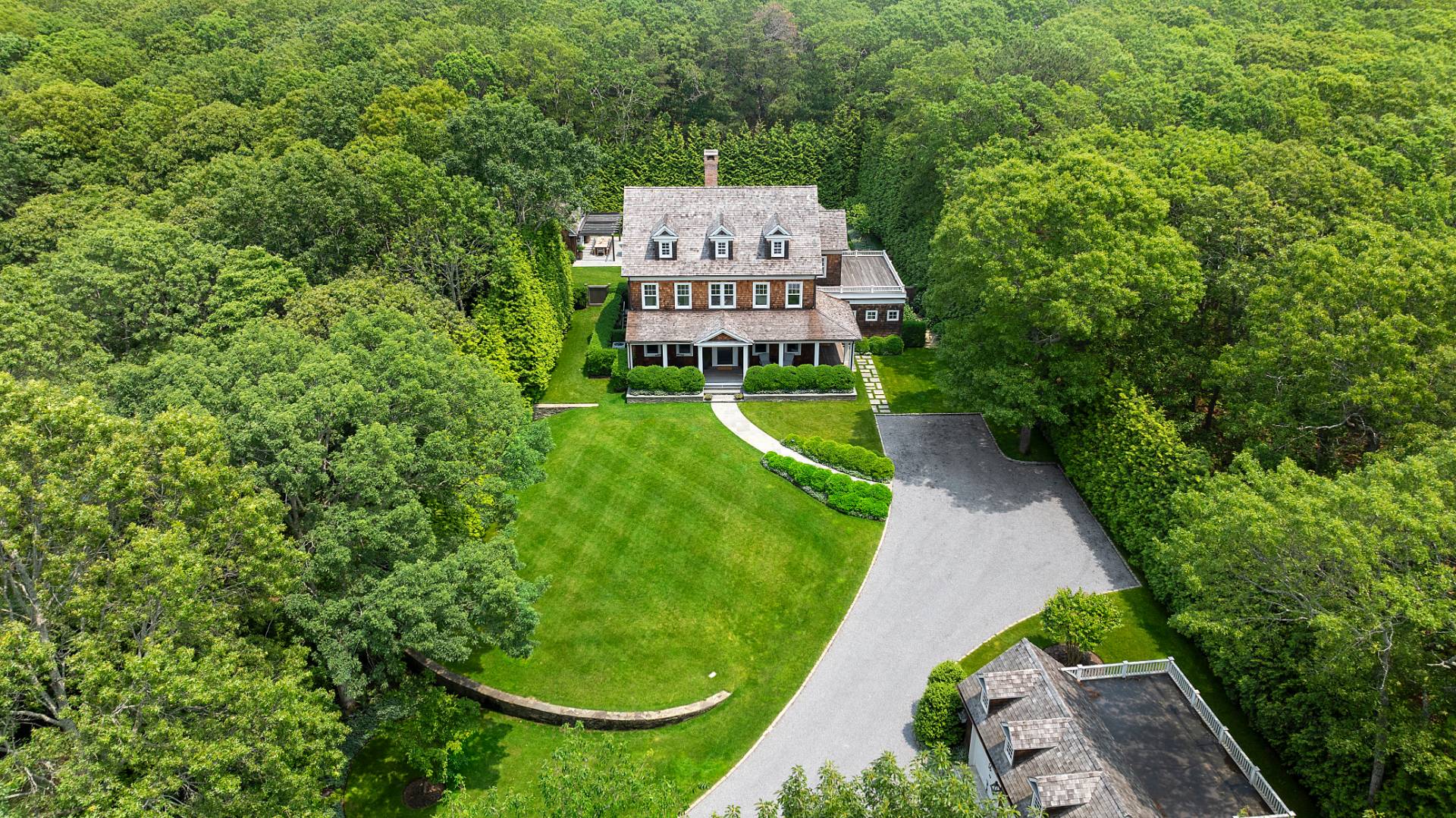 23 Wooded Path Sag Harbor, NY 11963 - Photo 20 of 25 a view of a back yard of the house