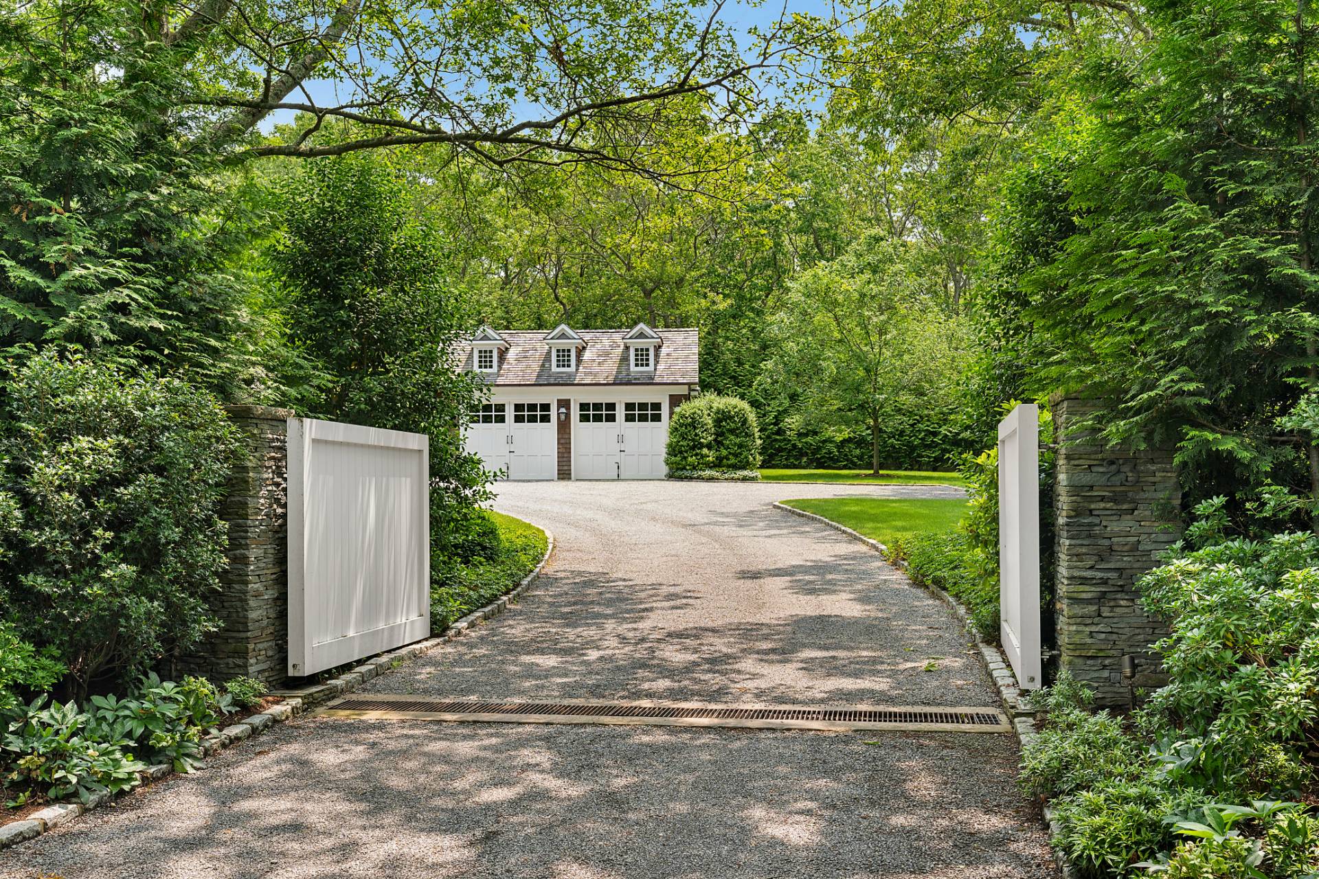 23 Wooded Path Sag Harbor, NY 11963 - Photo 25 of 25 a view of a yard with potted plants
