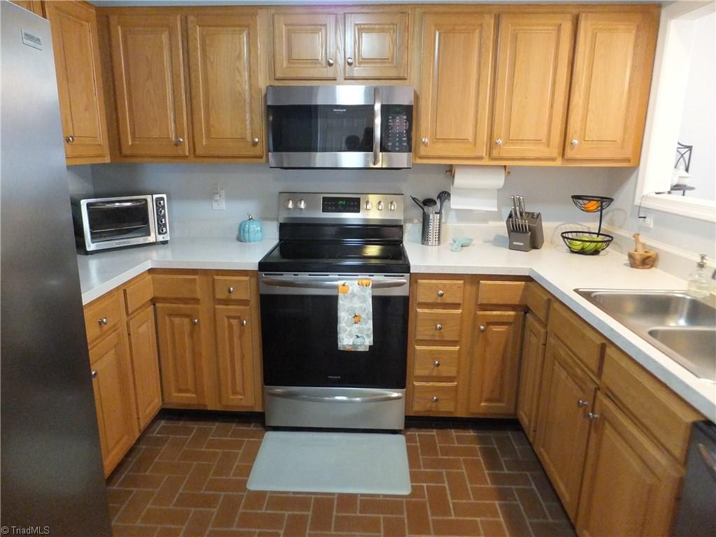 4420 Single Tree Lane High Point, NC 27265 - Photo 6 of 17 Kitchen