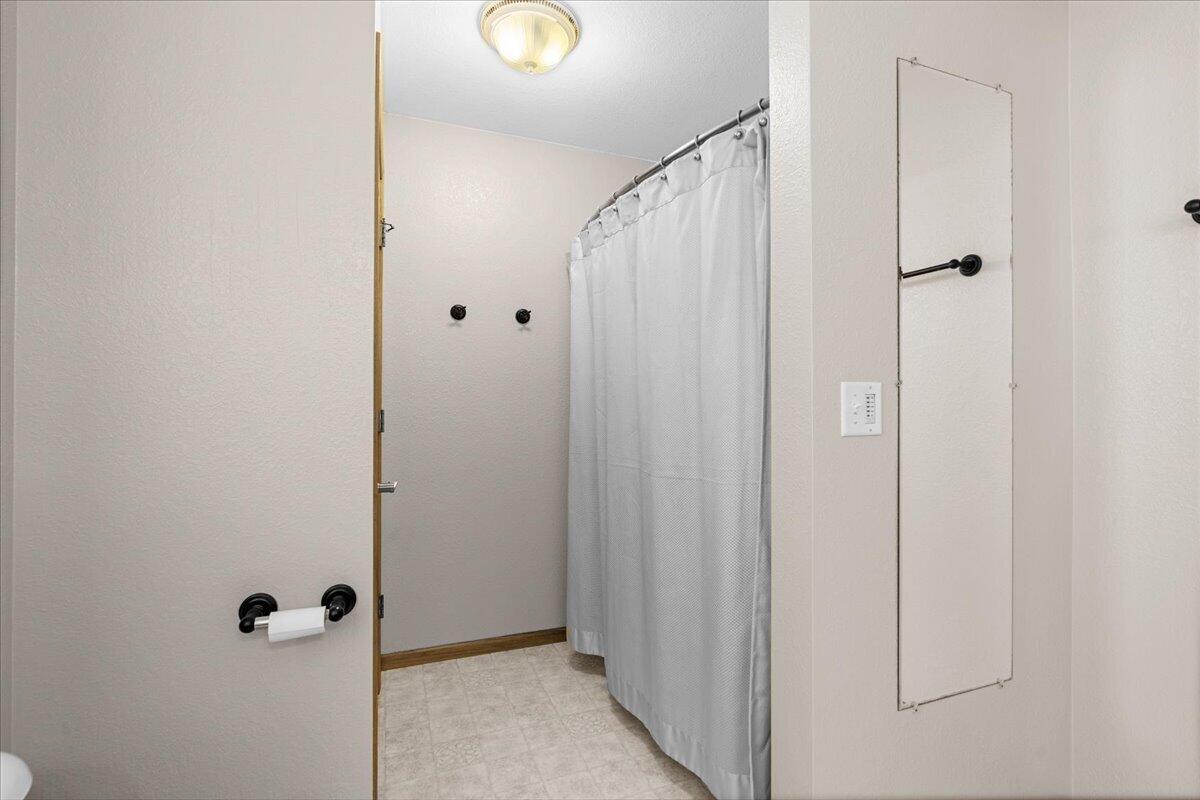 612 Bobolink Lane Cascade, WI 53011 - Photo 19 of 65 Primary Bathroom