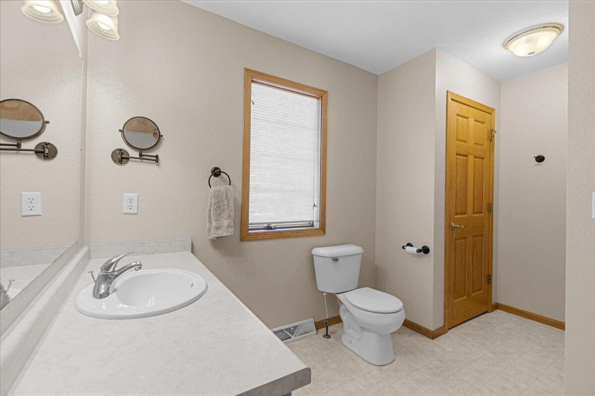 612 Bobolink Lane Cascade, WI 53011 - Photo 20 of 65 Full Bath off Primary