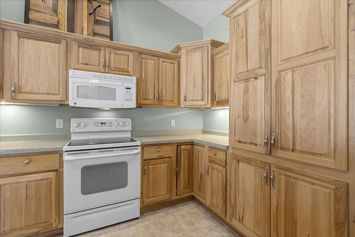 612 Bobolink Lane Cascade, WI 53011 - Photo 5 of 65 Lovely Kitchen Cabinets