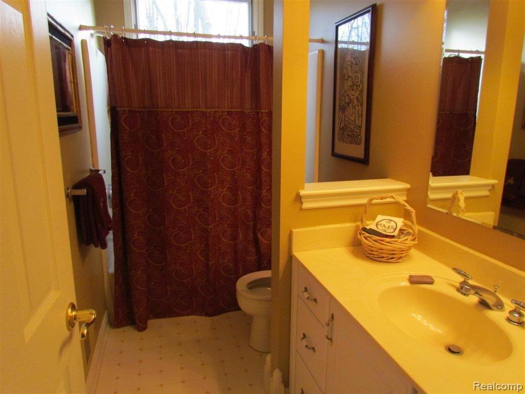 5737 West Schafer Road Howell, MI 48843 - Photo 14 of 18 Guest Bath.jpg