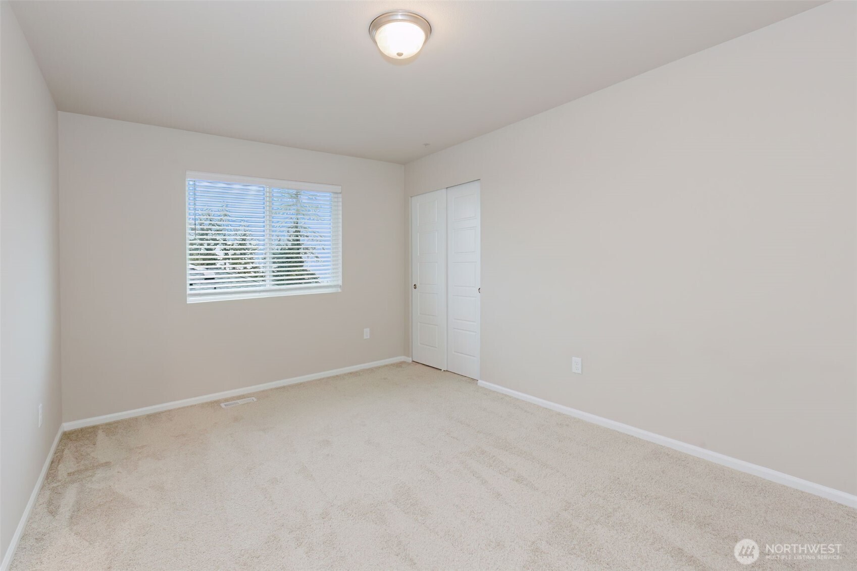 916 Baker Heights Loop Bremerton, WA 98312 - Photo 32 of 40 an empty room with windows