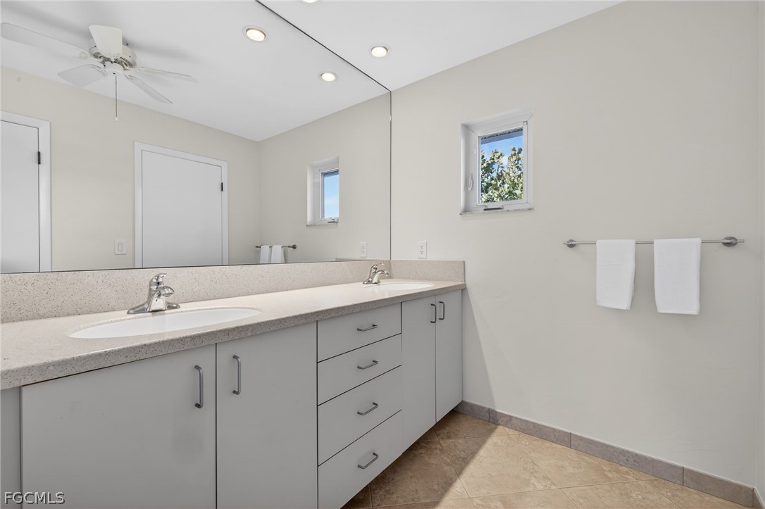 4562 Bowen Bayou Road Sanibel, FL 33957 - Photo 17 of 38 a bathroom with 2 sink tub and a mirror