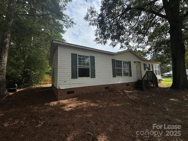 $1,600 | 2001 East Park Drive, Lancaster, SC 29720