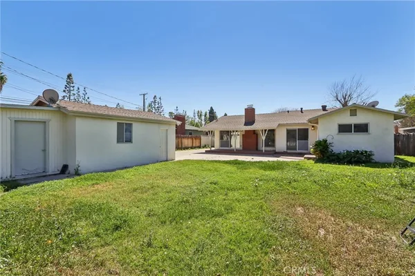 a view of a house with backyard and garden