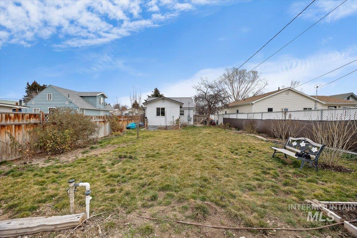 347 Polk Street Twin Falls, ID 83301 - Photo 21 of 25 Fenced backyard featuring a residential view