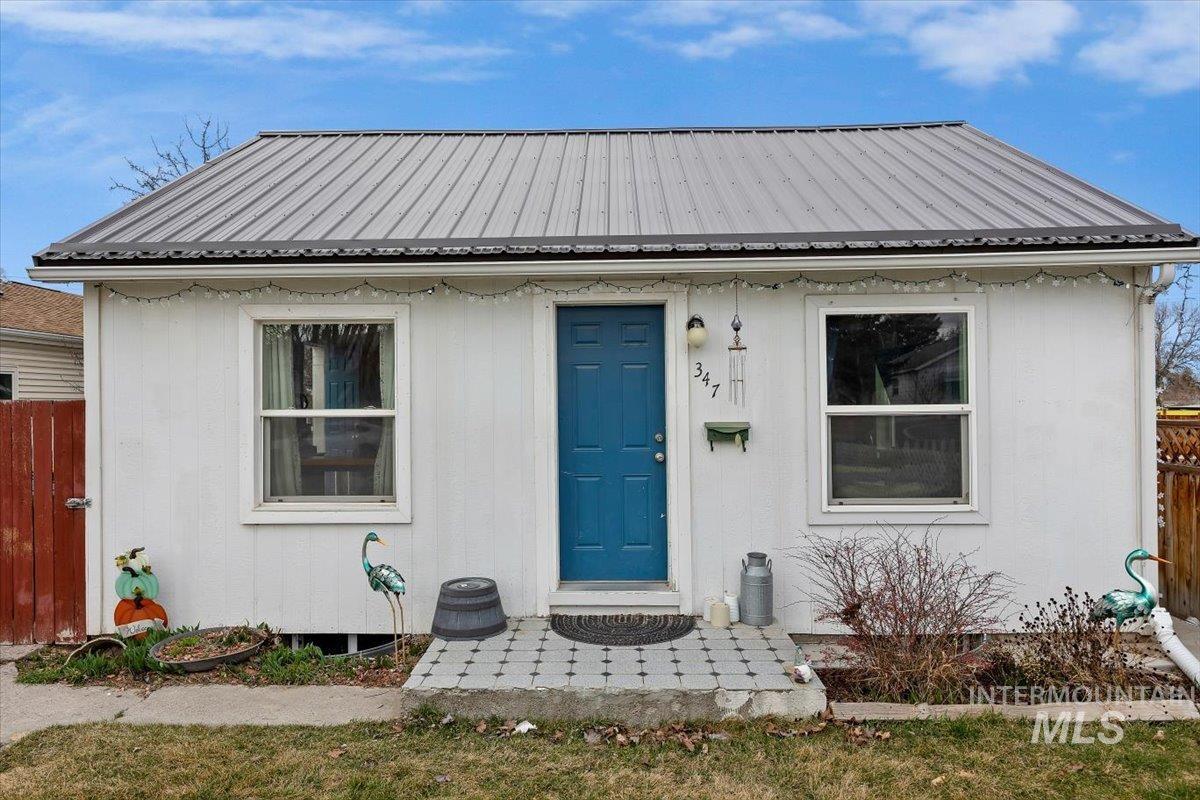347 Polk Street Twin Falls, ID 83301 - Photo 4 of 25 View of front facade with a metal roof