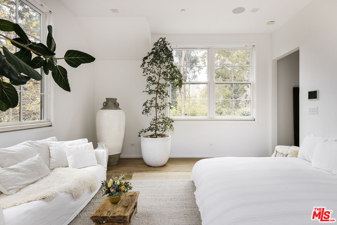 461 West Rustic Road Santa Monica, CA 90402 - Photo 24 of 31 a bedroom with a bed and a window