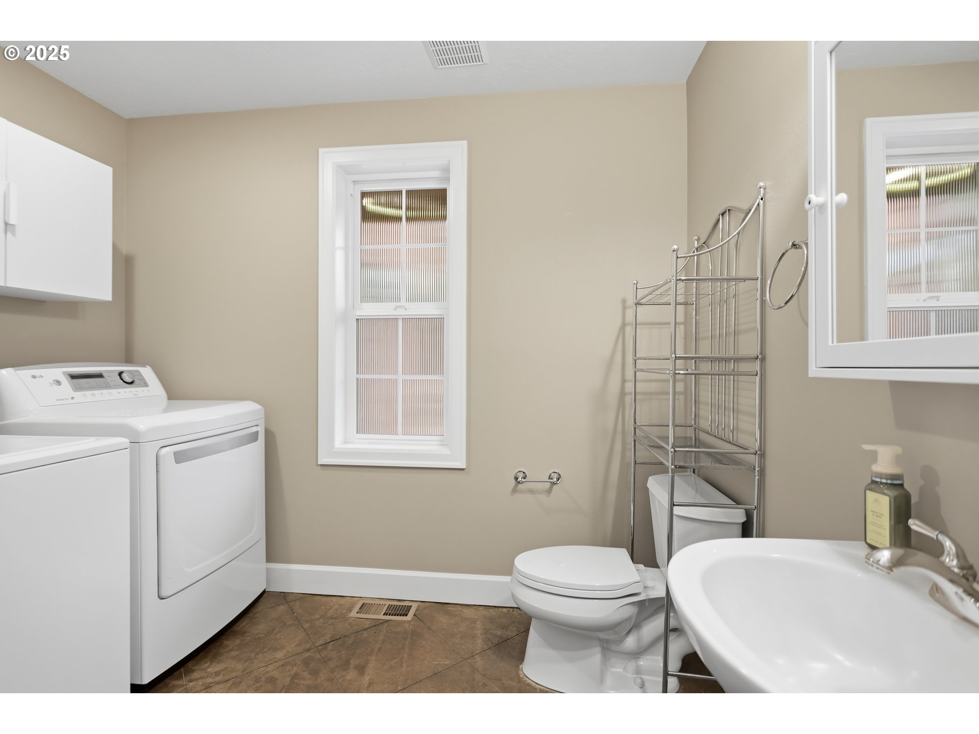 602 Frankton Road Hood River, OR 97031 - Photo 21 of 47 a bathroom with a sink toilet and shower