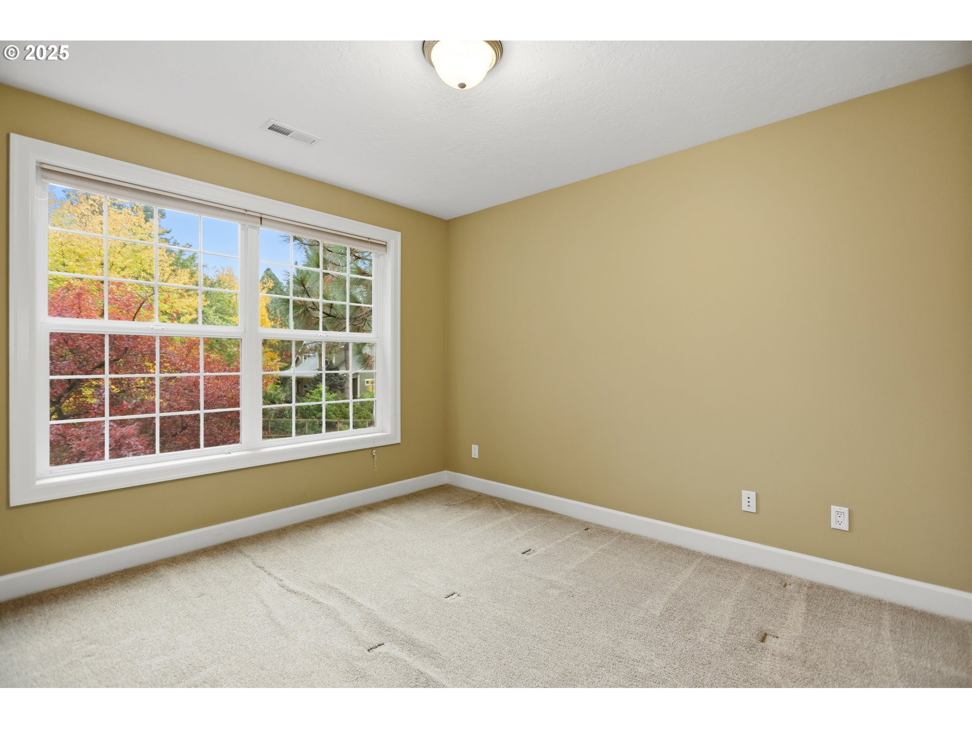 602 Frankton Road Hood River, OR 97031 - Photo 28 of 47 an empty room with a window