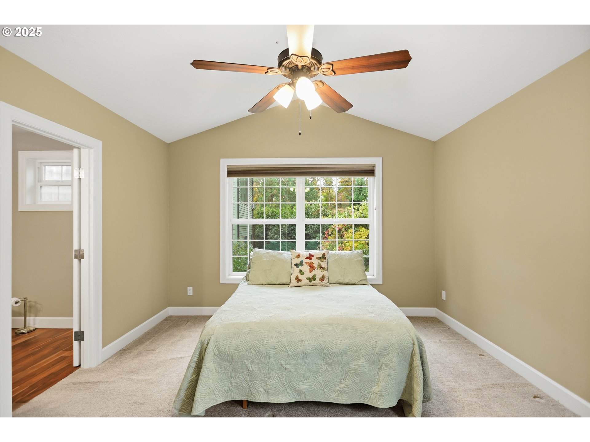 602 Frankton Road Hood River, OR 97031 - Photo 30 of 47 a bedroom with a large bed and a window