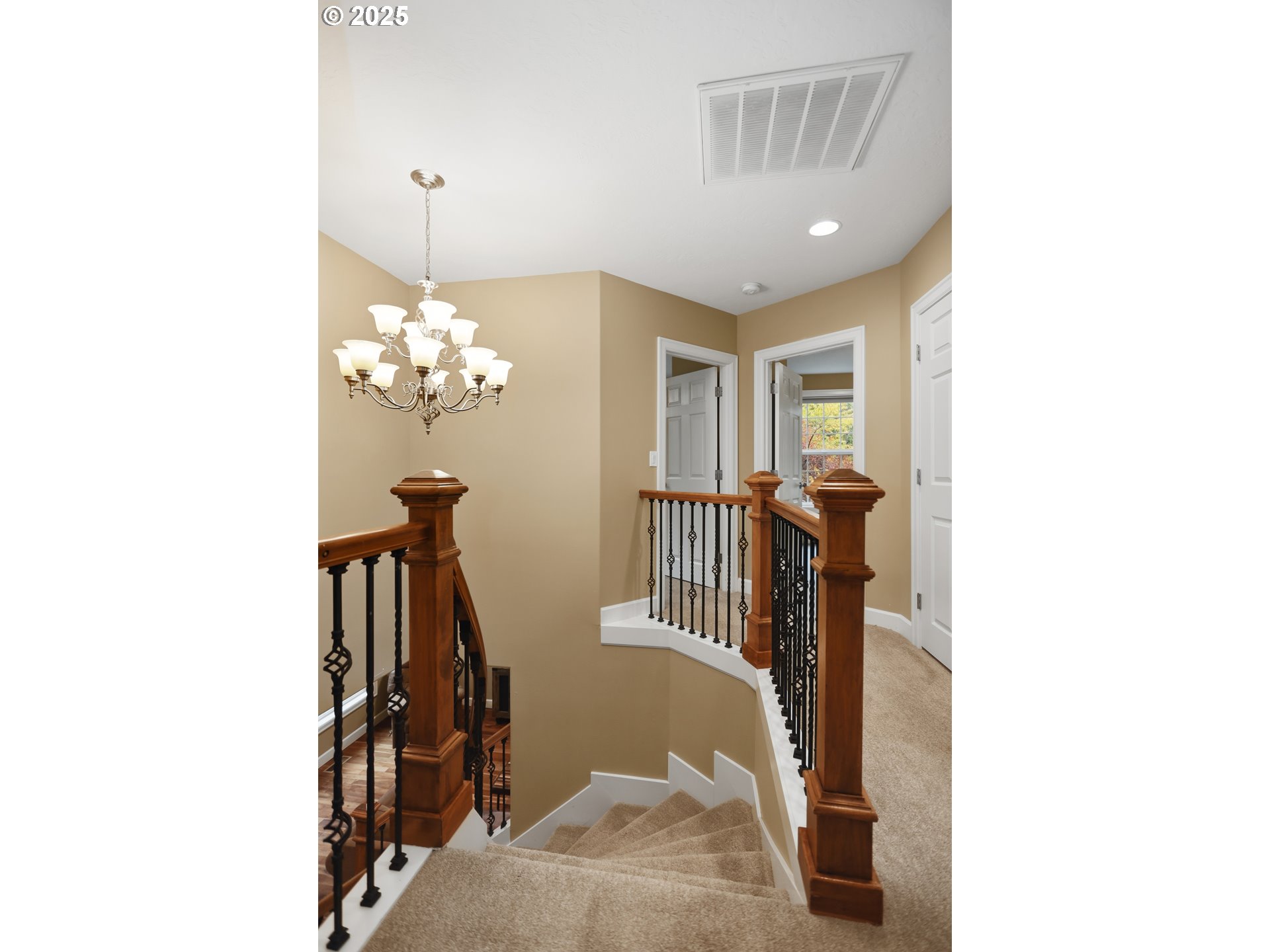 602 Frankton Road Hood River, OR 97031 - Photo 38 of 47 a view of a hallway with entryway