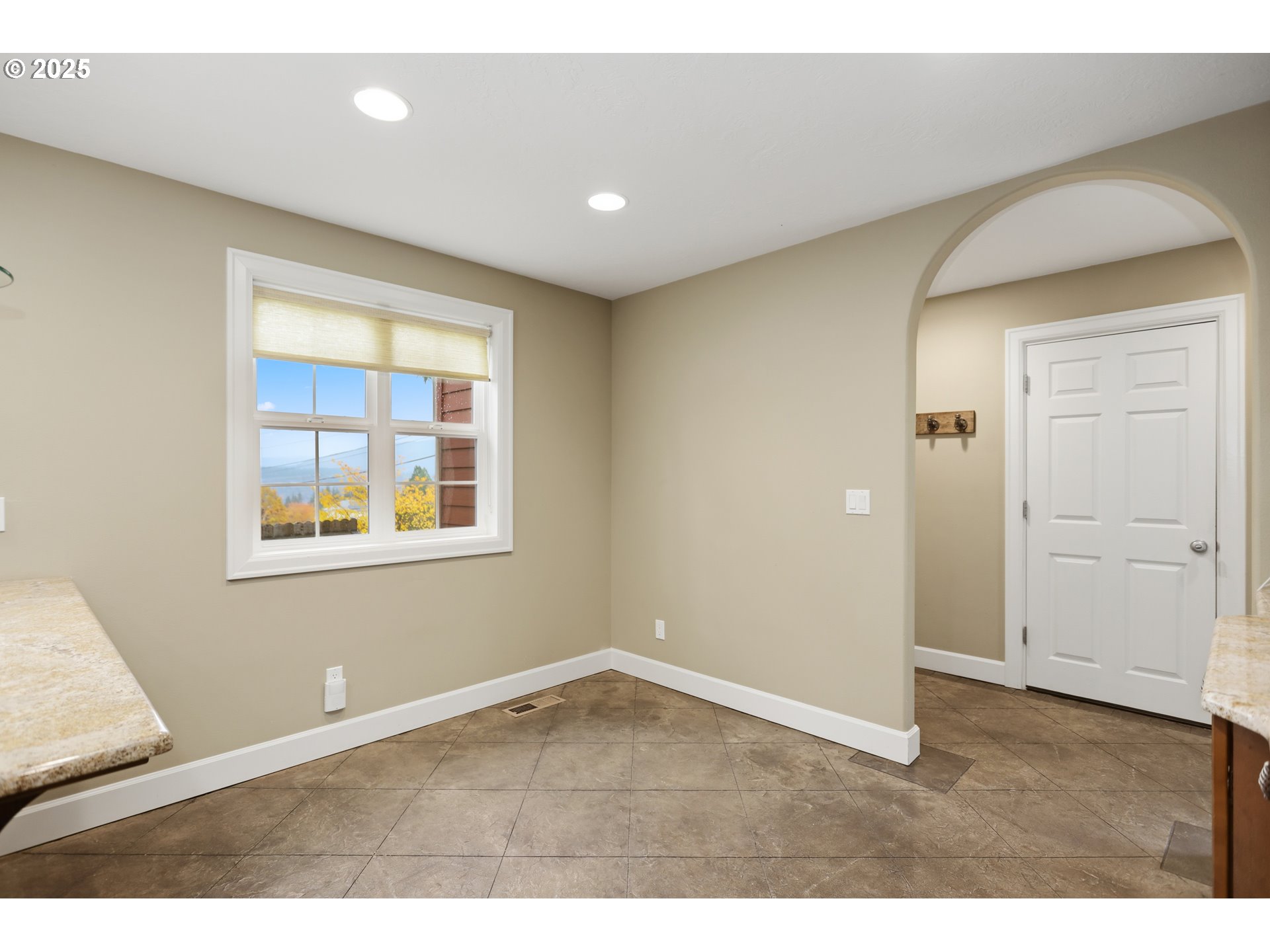 602 Frankton Road Hood River, OR 97031 - Photo 8 of 47 an empty room with windows and closet