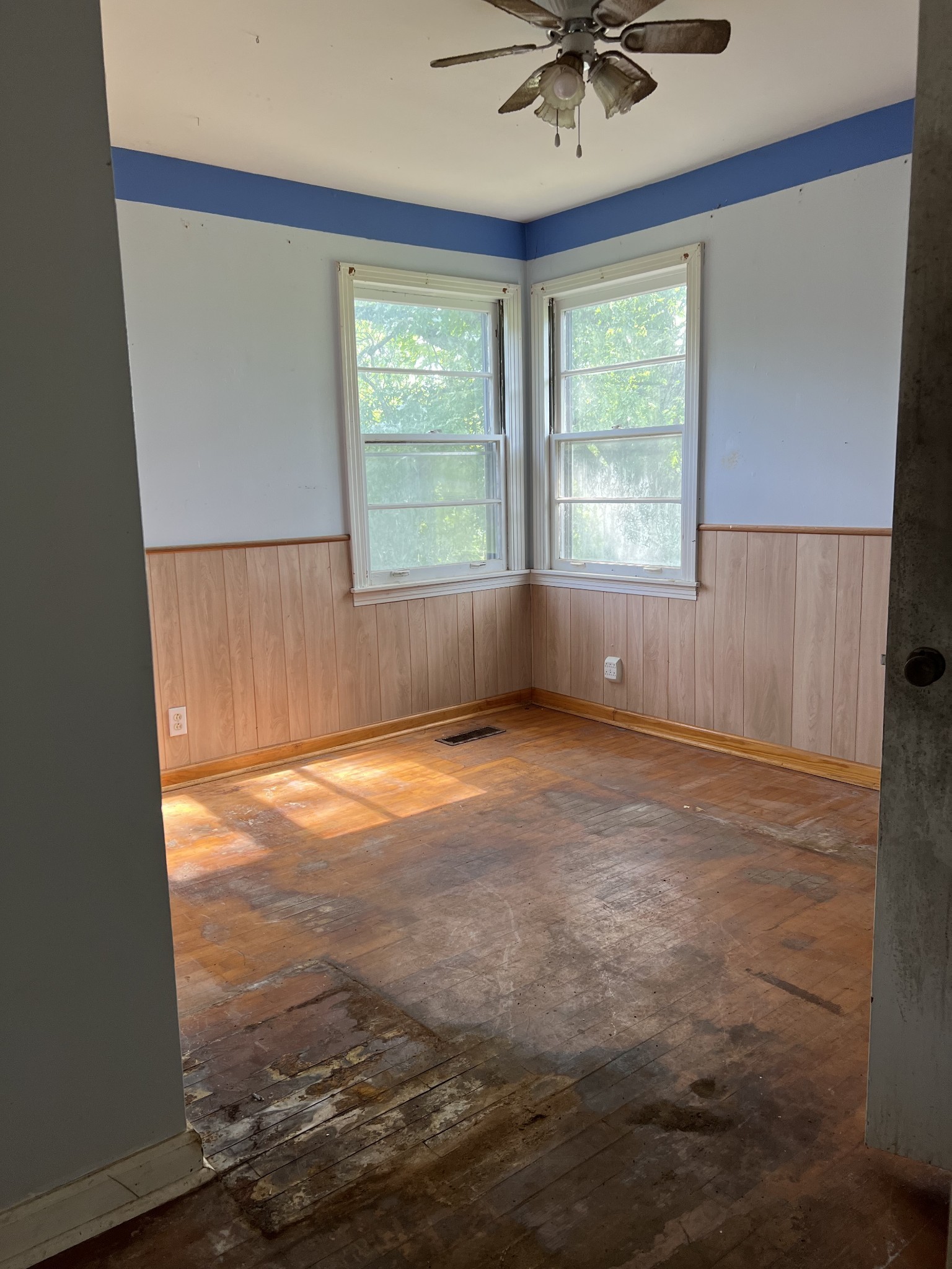 250 Chipman Road Bethpage, TN 37022 - Photo 27 of 32 an empty room with a window