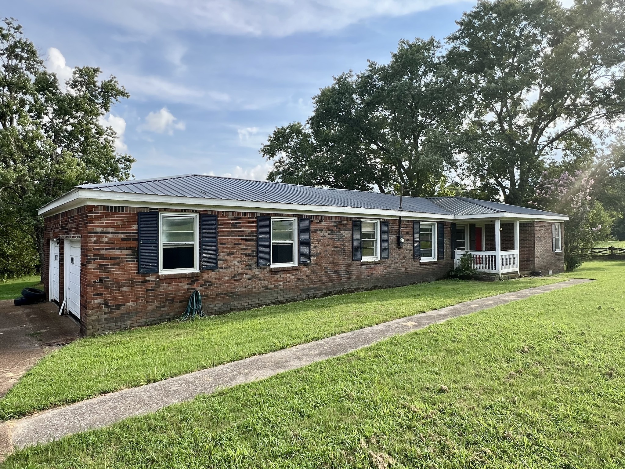250 Chipman Road Bethpage, TN 37022 - Photo 7 of 32 a front view of a house with a garden