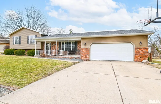 $249,999 | 705 Crestview Drive, Metamora, IL 61548