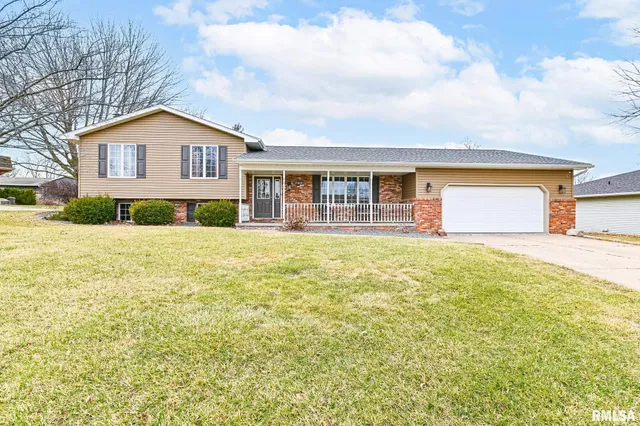 $249,999 | 705 Crestview Drive, Metamora, IL 61548