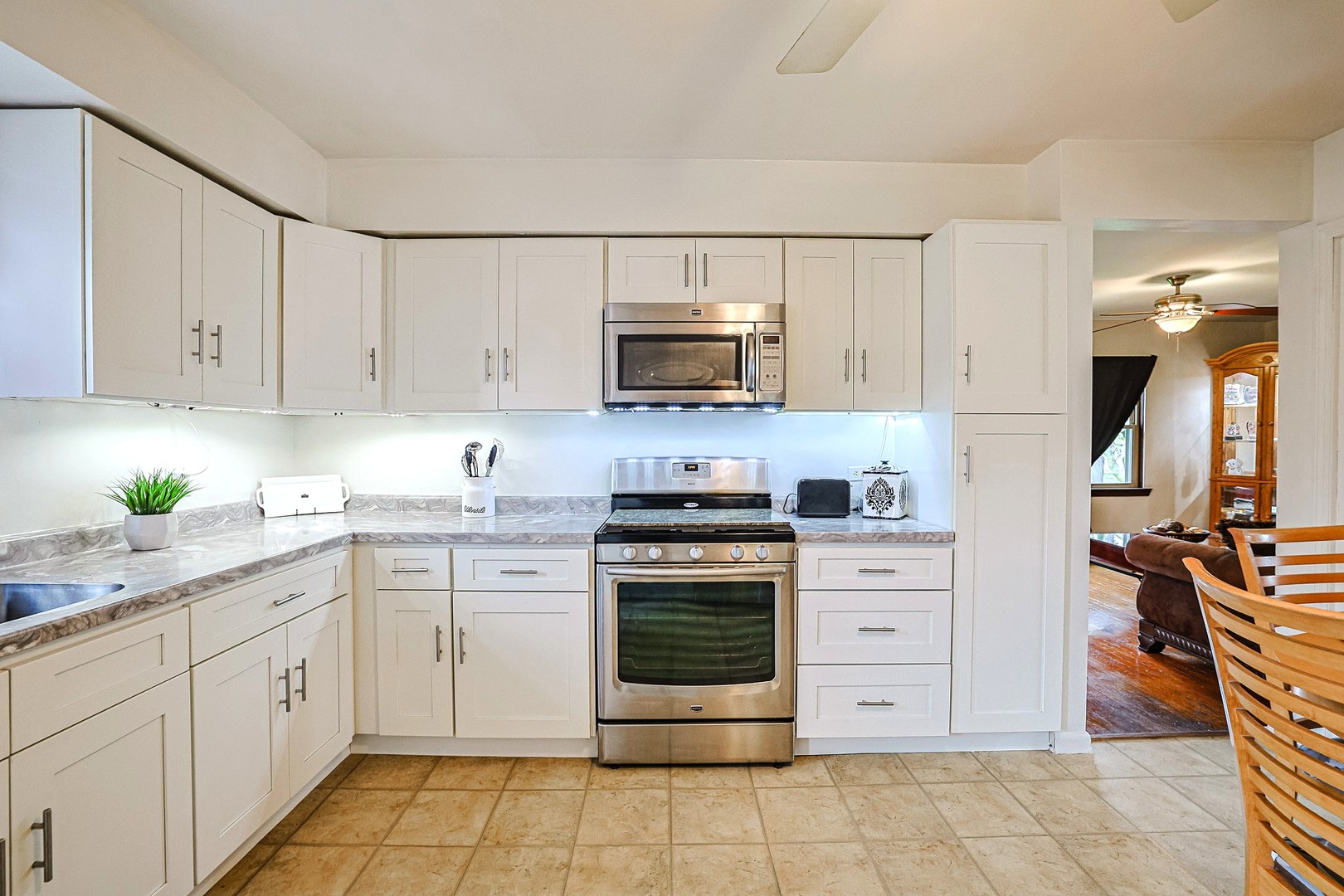122 North Addison Road Villa Park, IL 60181 - Photo 4 of 21 Gallery Image 4
