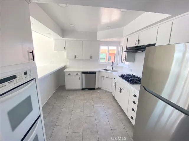 $10,000 | 233 6th Street, Manhattan Beach, CA 90266