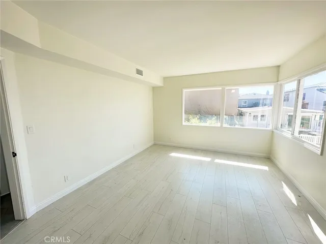 $10,000 | 233 6th Street, Manhattan Beach, CA 90266