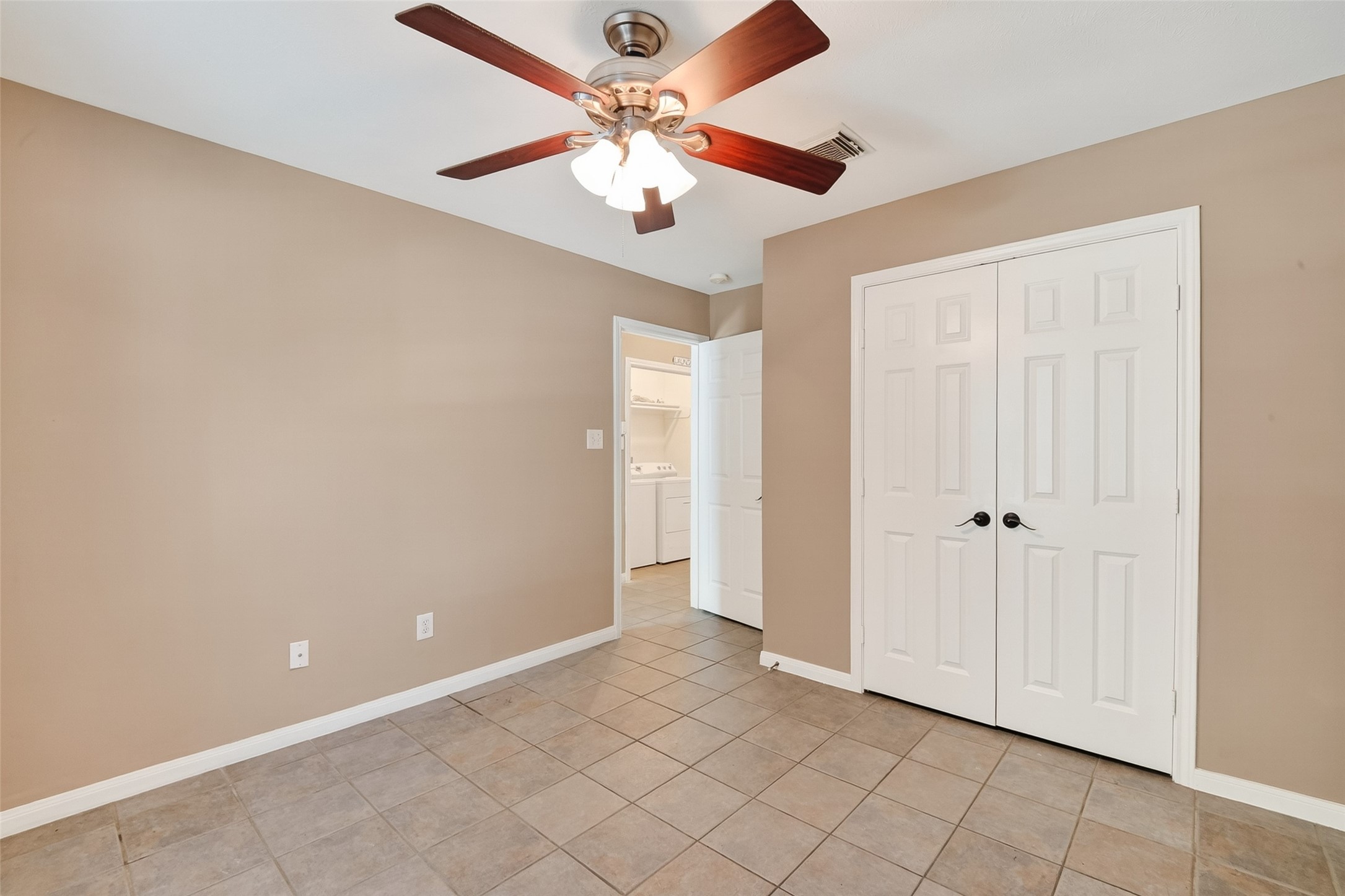 2804 Chenevert Street Houston, TX 77004 - Photo 5 of 37 an empty room with fan and a ceiling fan