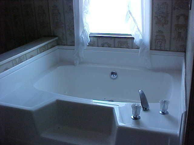2990 Rosenkranz Road Tieton, WA 98947 - Photo 3 of 9 a bathroom with a bathtub