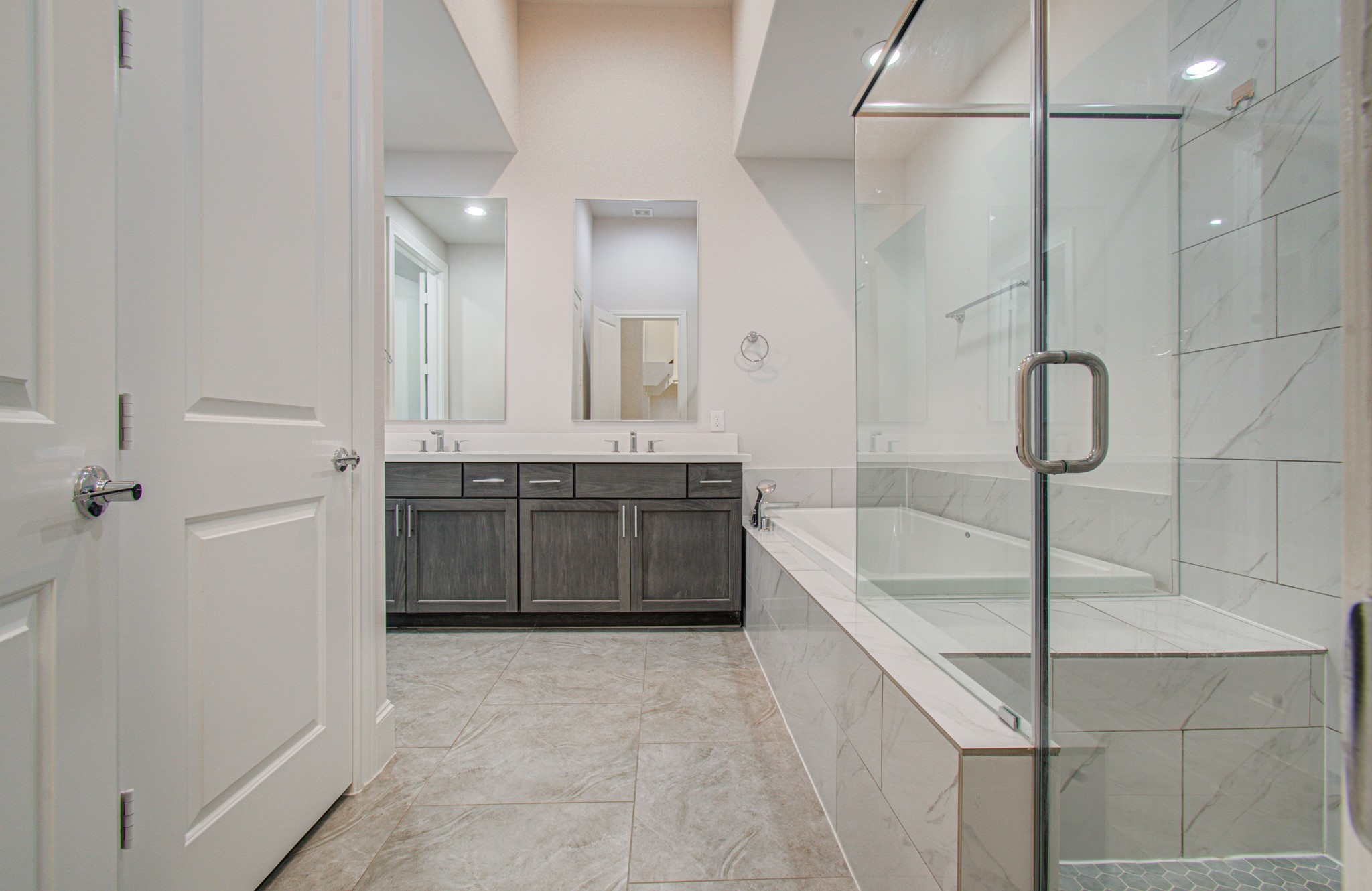 9532 London Bridge Station Houston, TX 77045 - Photo 32 of 43 Master Bathroom