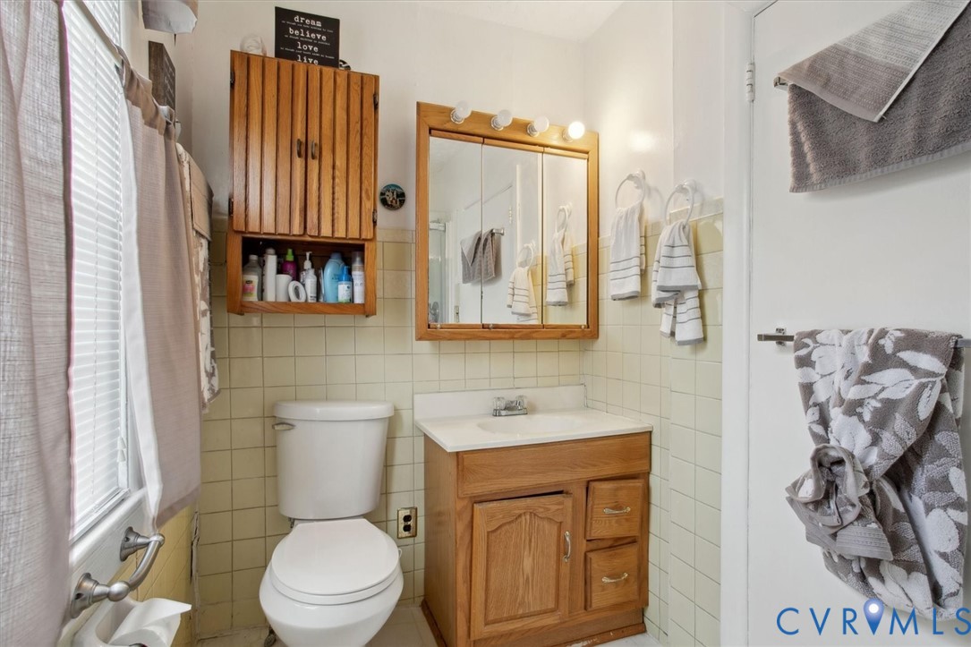 6266 Richmond Road Williamsburg, VA 23188 - Photo 9 of 27 a bathroom with a toilet sink and mirror