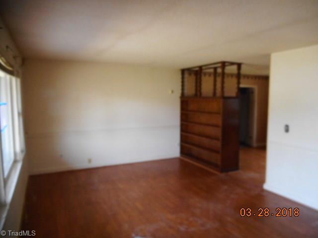 1178 Madison Road Madison, NC 27025 - Photo 3 of 15 Living Room