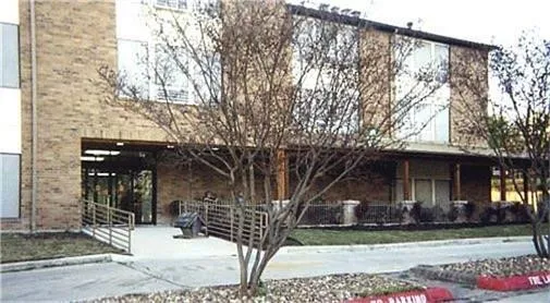 $570 | 300 Cross Creek, Dilley, TX 78017
