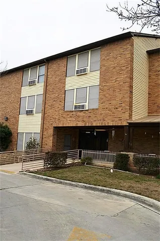 $570 | 300 Cross Creek, Dilley, TX 78017